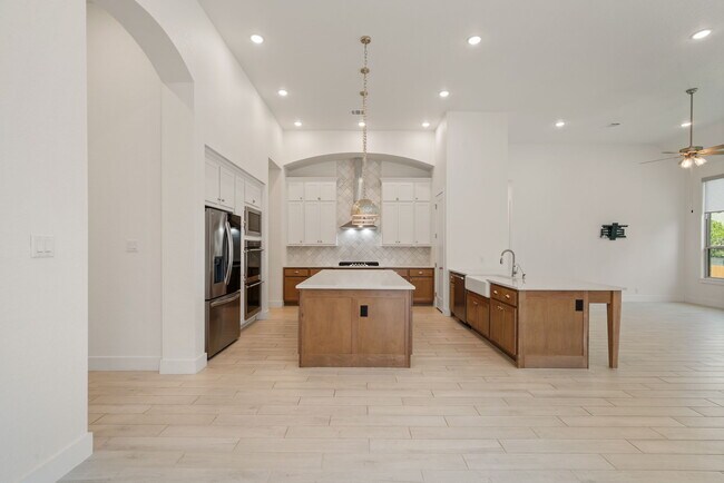 Building Photo - Stunning 4-Bed, 4.5-Bath Home with Pool Access and Private Yard in New Braunfels