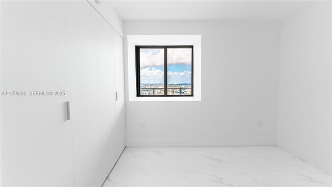 Building Photo - 700 NE 24th St