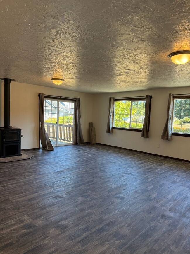 Building Photo - Country Living in this new remodel house