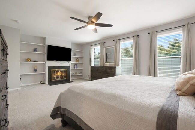 Building Photo - Gorgeous 2BR/3.5BTH Townhome in desirable Neighborhood of StoneyBrook in Rockville