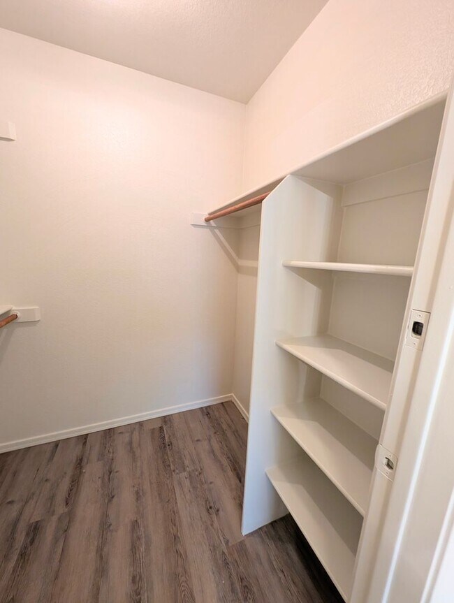 Building Photo - 2325 E Lakecrest Dr