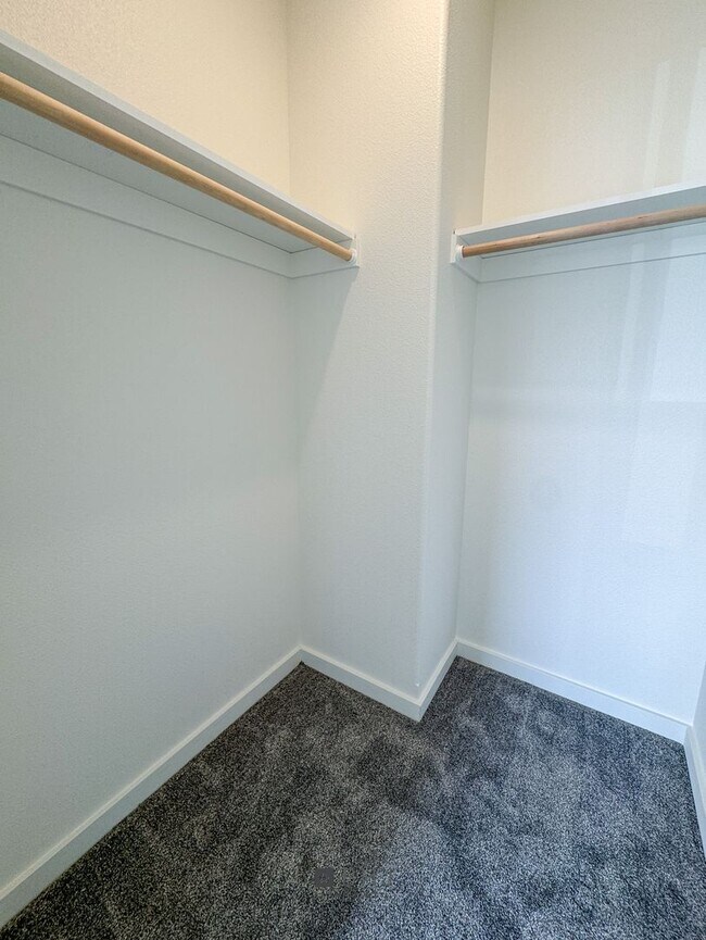 Building Photo - BRAND NEW Pet Friendly 1 bed/ 1 bath apart...