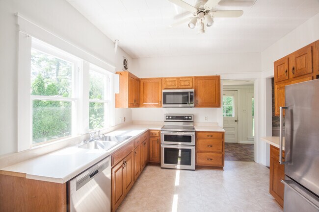 Building Photo - 812 Floral Ave