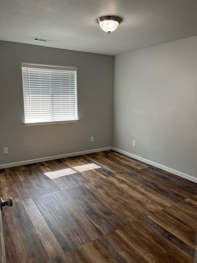Building Photo - 3 Bedroom 2 Bathroom Home in the South Sub...