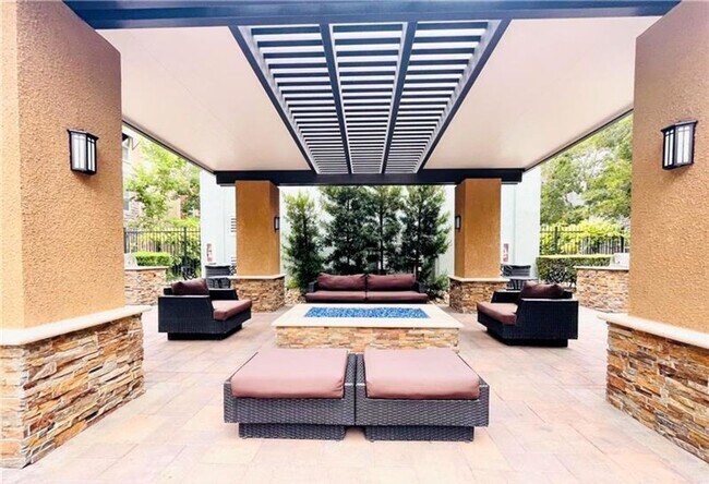 Building Photo - SPACIOUS BOTTOM FLOOR 2 BEDROOM IN THE GATED MANHATTAN CONDOS