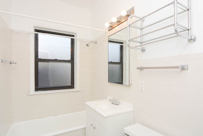 Building Photo - 1324 Oak Ave