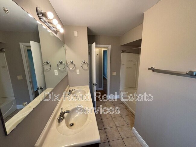 Building Photo - 1750 N Staunton Dr