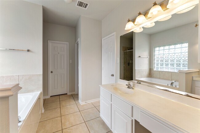 Building Photo - 21915 Sunvolt Ct