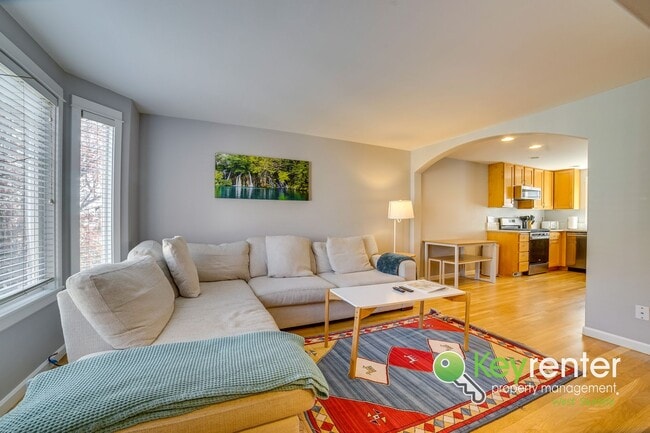 Building Photo - Beautifully Renovated 3 Bed Townhome in Prime North Seattle Location