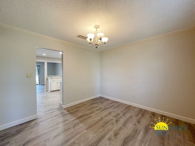 Building Photo - Stunning 3 Bedroom Townhome in Shalimar!