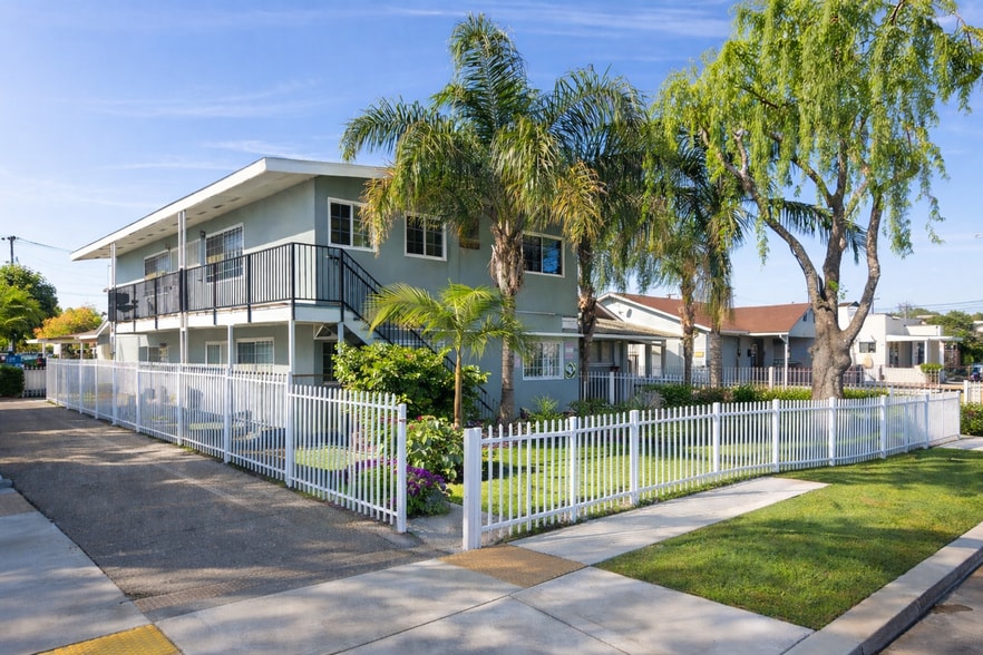 Interior Photo - 1016 W 103rd St