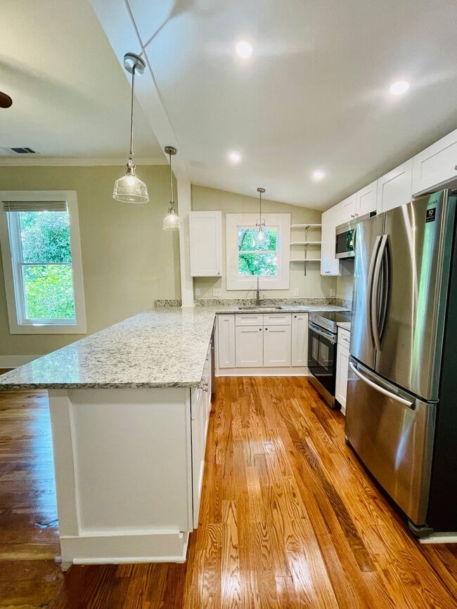 Building Photo - Beautifully restored cottage downtown Madsion