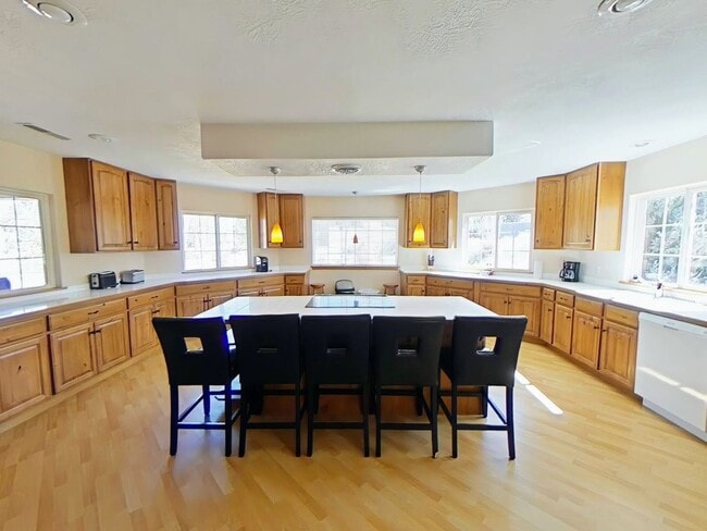 Building Photo - Beautiful Stand Alone Near Golf Course