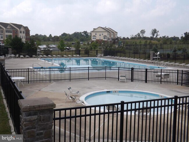 Building Photo - 500 Husky Trl