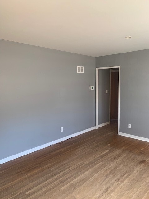 Building Photo - Quaint & Cozy Home