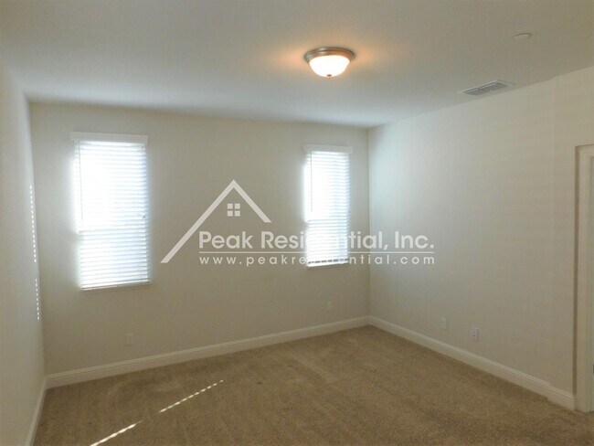 Building Photo - Beautiful Newer Roseville 3bd/2.5ba Home i...