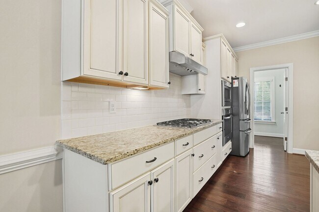 Building Photo - FIRST FLOOR MASTER BEDROOM-END UNIT-GREAT ...