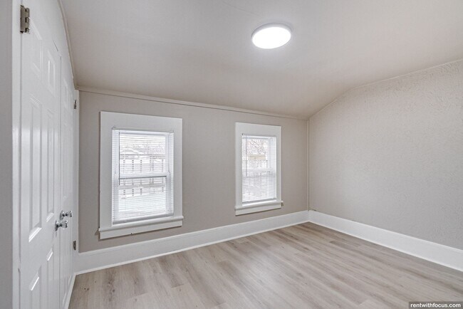 Building Photo - 702 S Commercial St