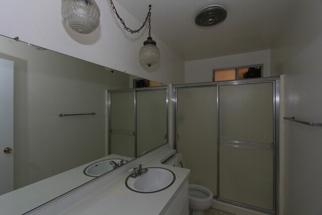 Building Photo - 3bedroom/ 2bathroom Condo with 2 garage parking