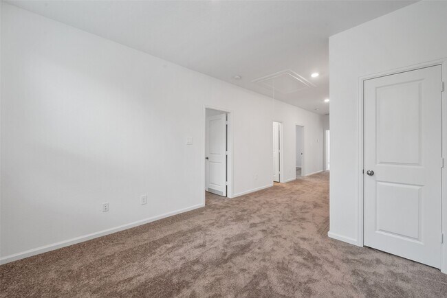 Building Photo - 653 Royal Arch Dr