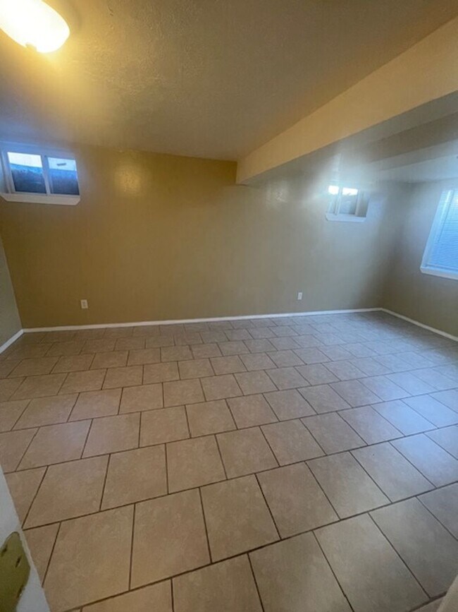 Building Photo - Newly Renovated - Spacious 5bed/2bath!
