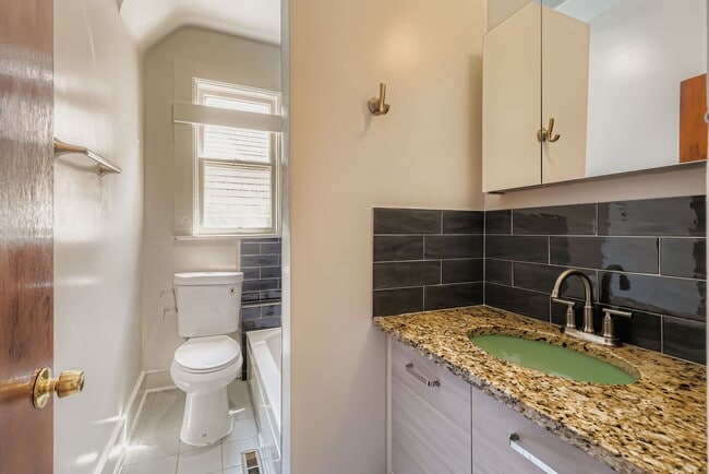 Building Photo - Charming Upper-Level 2 bed 1 bath Unit in ...