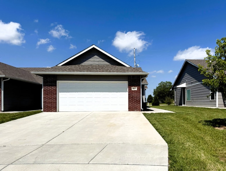 Building Photo - 8027 E 34th Ct S