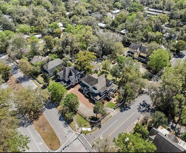 Building Photo - 205 SE 7th St