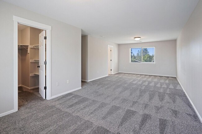 Building Photo - Huge home, recent upgrades!  Like new!