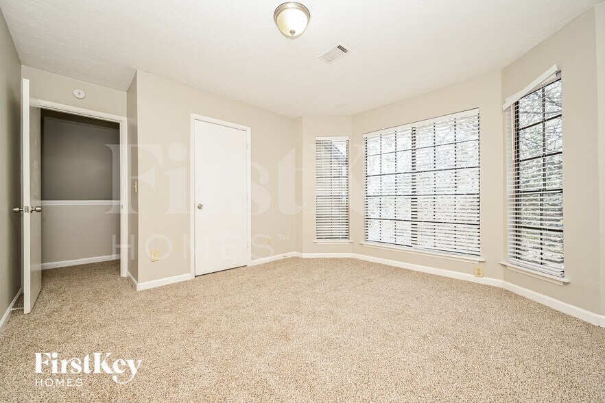 Building Photo - 5369 Biffle Ln