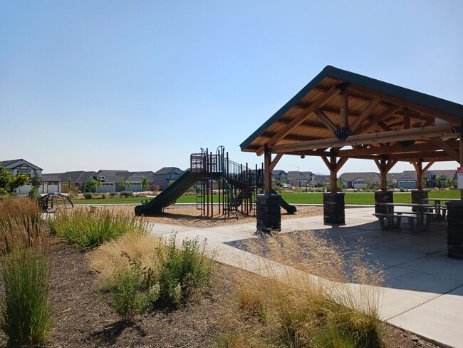 Building Photo - $500 OFF 1st months rent! Beautiful 2-Bedroom Home located in Redmond Oregon.