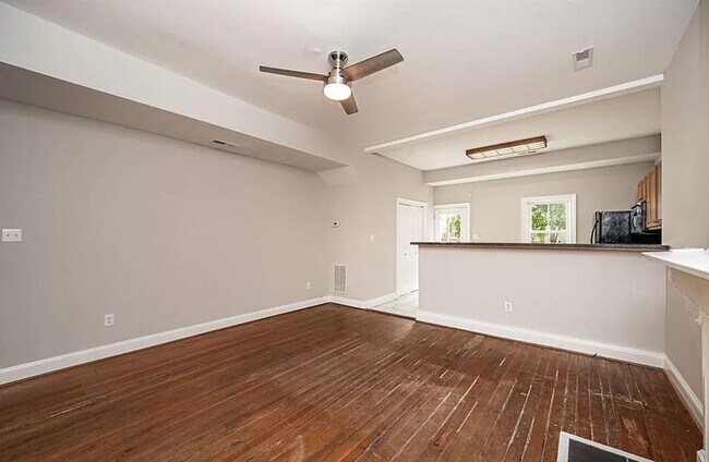 Building Photo - 513 S Laurel St