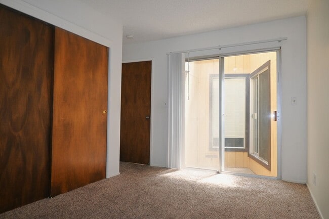 Building Photo - 5941 S Land Park Dr