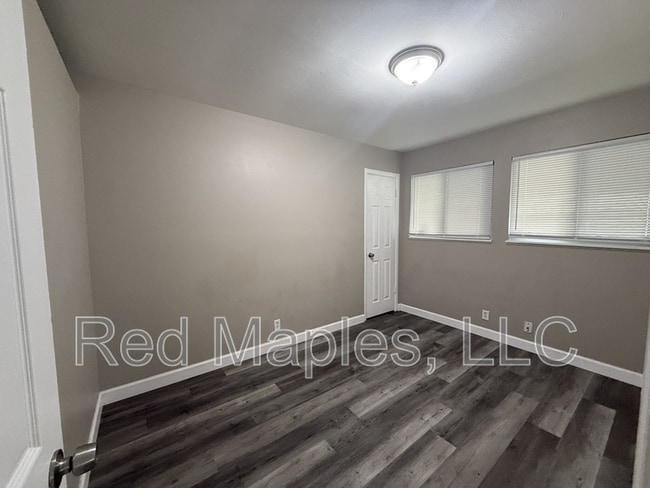 Building Photo - 10877 Spring Garden Dr