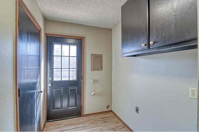Building Photo - 724 Peregrine Dr
