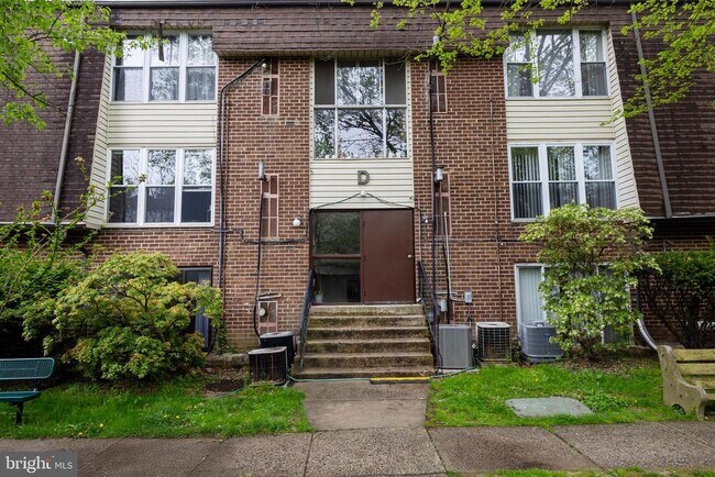 Building Photo - 2201 Strahle St