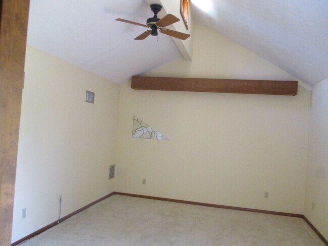 Building Photo - ( Oakcrest) 3/ 2 spacious home