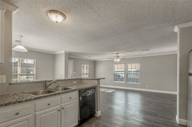 Building Photo - 164 Varsity Dr