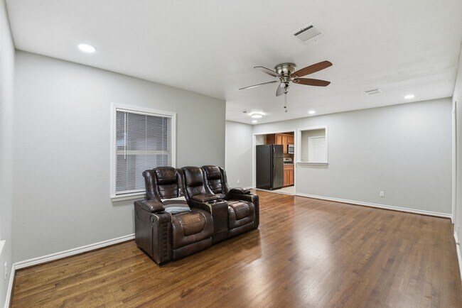 Building Photo - 506 Ogilvie St