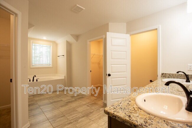 Building Photo - 9843 N Ivy Park Dr