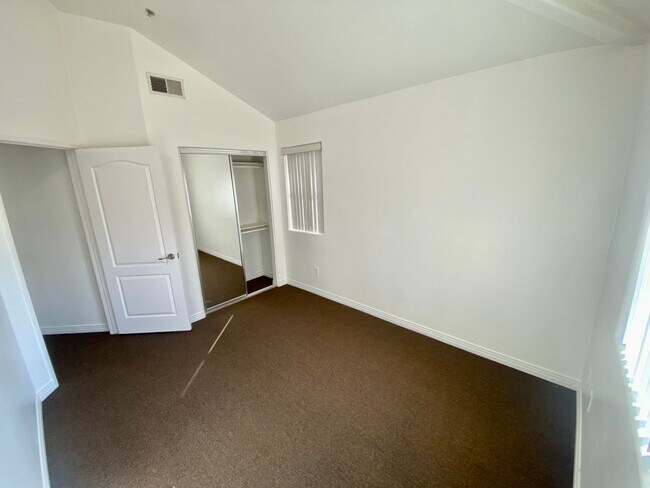 Building Photo - Spacious 4 Bed, 3 Bath Townhouse in Torrance $3,850