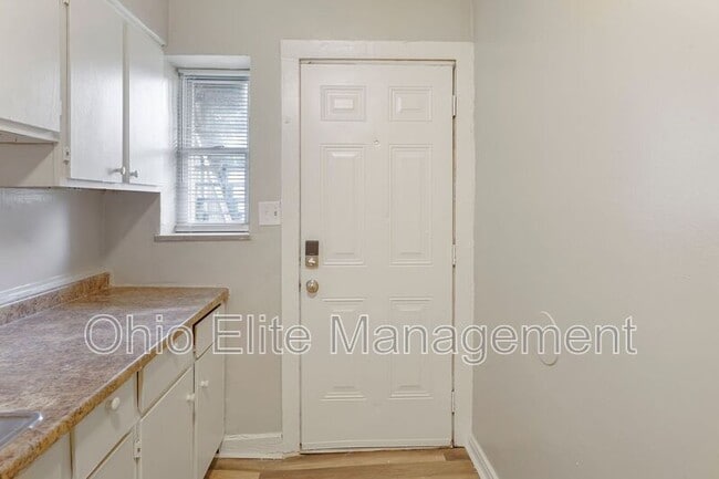 Building Photo - 987 Lilley Ave