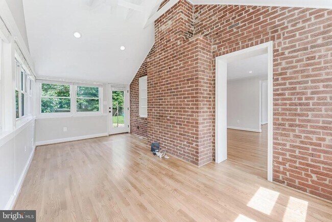 Building Photo - 1709 Patrick Henry Dr