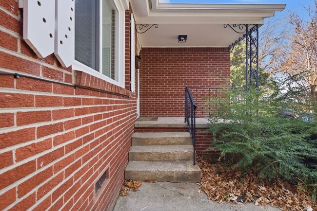 Building Photo - 3 bed/1 bath remodel within walking distance of Brookside