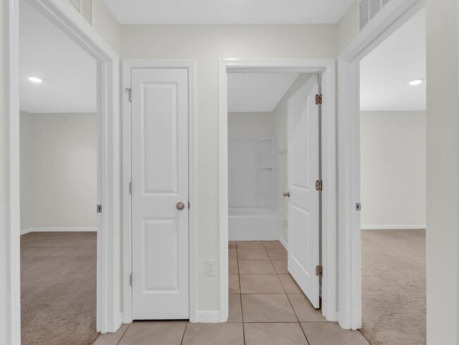 Building Photo - Beautiful 4 bedroom 2 bathroom Single Family House! Like new!