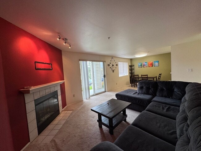 Building Photo - Comfortable & Convenient Condo in Renton