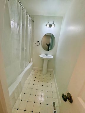 Building Photo - Charming and bright 3 bedroom in Haller Lake