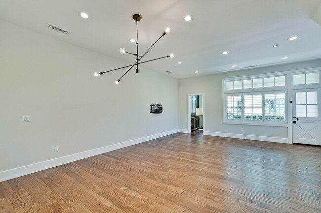 Building Photo - Modern Living in the Heart of Downtown Cam...