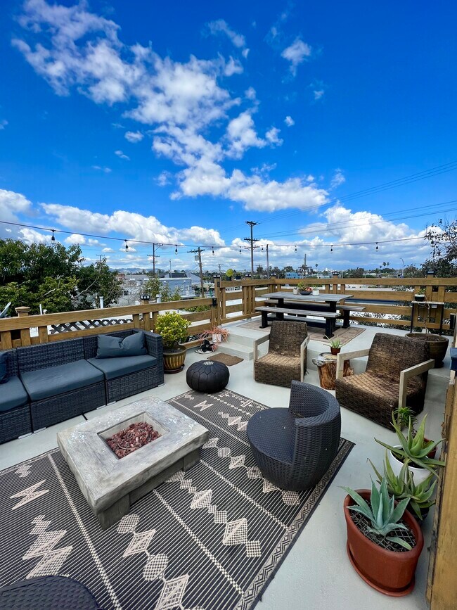 Ocean and Mountain Views - 2Bedroom/2Bath Roof Deck - 33 S Venice Blvd