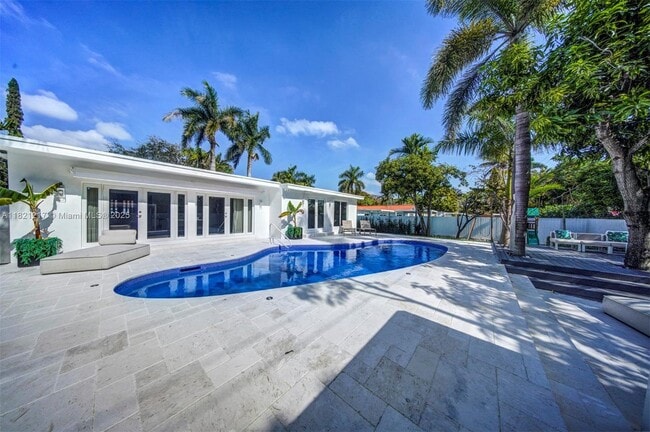 Building Photo - 2020 Alamanda Dr